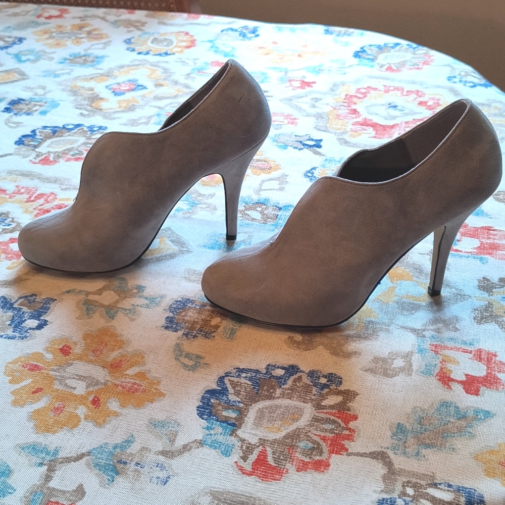 Apt 9 Gray Faux  Suede Shooties